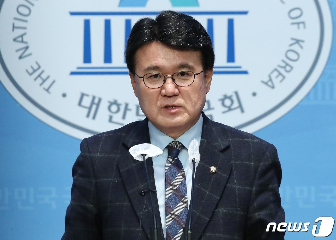 본문 이미지 - 황운하 더불어민주당 의원이 26일 국회 소통관에서 22대 총선 불출마 선언을 하고 있다. /뉴스1 ⓒNews1 임세영 기자