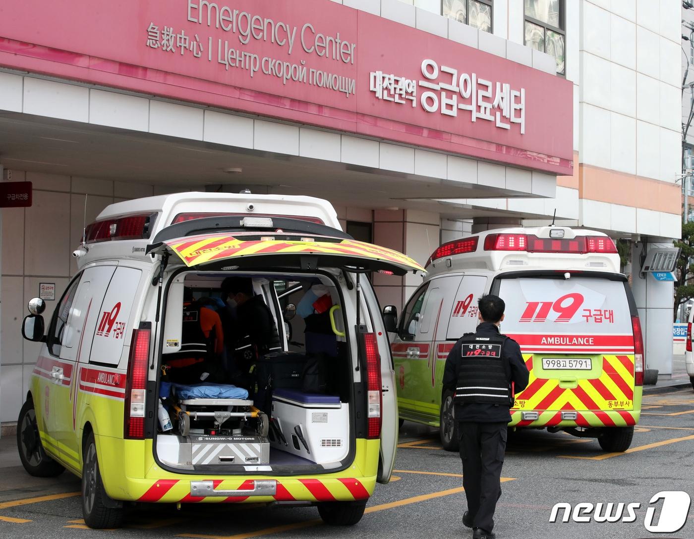 본문 이미지 - 정부의 의대 정원 증원에 반발한 전공의들이 집단 이탈을 시작한지 일주일째인 26일 대전 한 상급병원 응급의료센터에 앞에 119구급대원이 이동하고 있다. 2024.2.26/뉴스1 ⓒ News1 김기태 기자