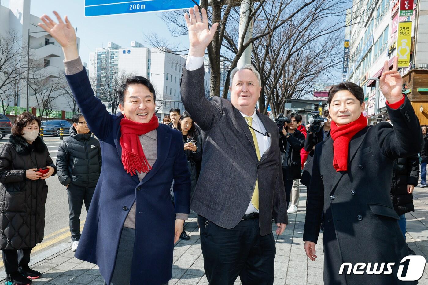 본문 이미지 - 원희룡 국민의힘 인천 계양을 예비후보(왼쪽부터)와 인요한 전 혁신위원장, 이천수 후원회장이 26일 인천 계양우체국 인근에서 시민들을 향해 인사하고 있다. 2024.2.26/뉴스1 ⓒ News1 안은나 기자
