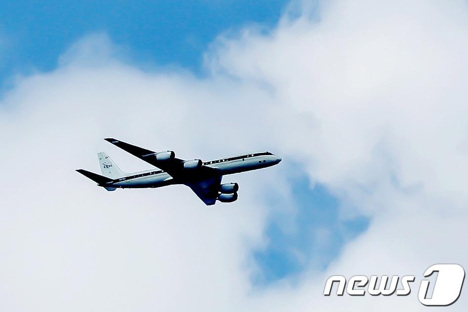 본문 이미지 - 미국 항공우주국(NASA) 대기질 관측용 DC-8 항공기가 26일 대기질 관측을 위해 서울 상공을 비행하고 있다. 2024.2.26/뉴스1 ⓒ News1 민경석 기자