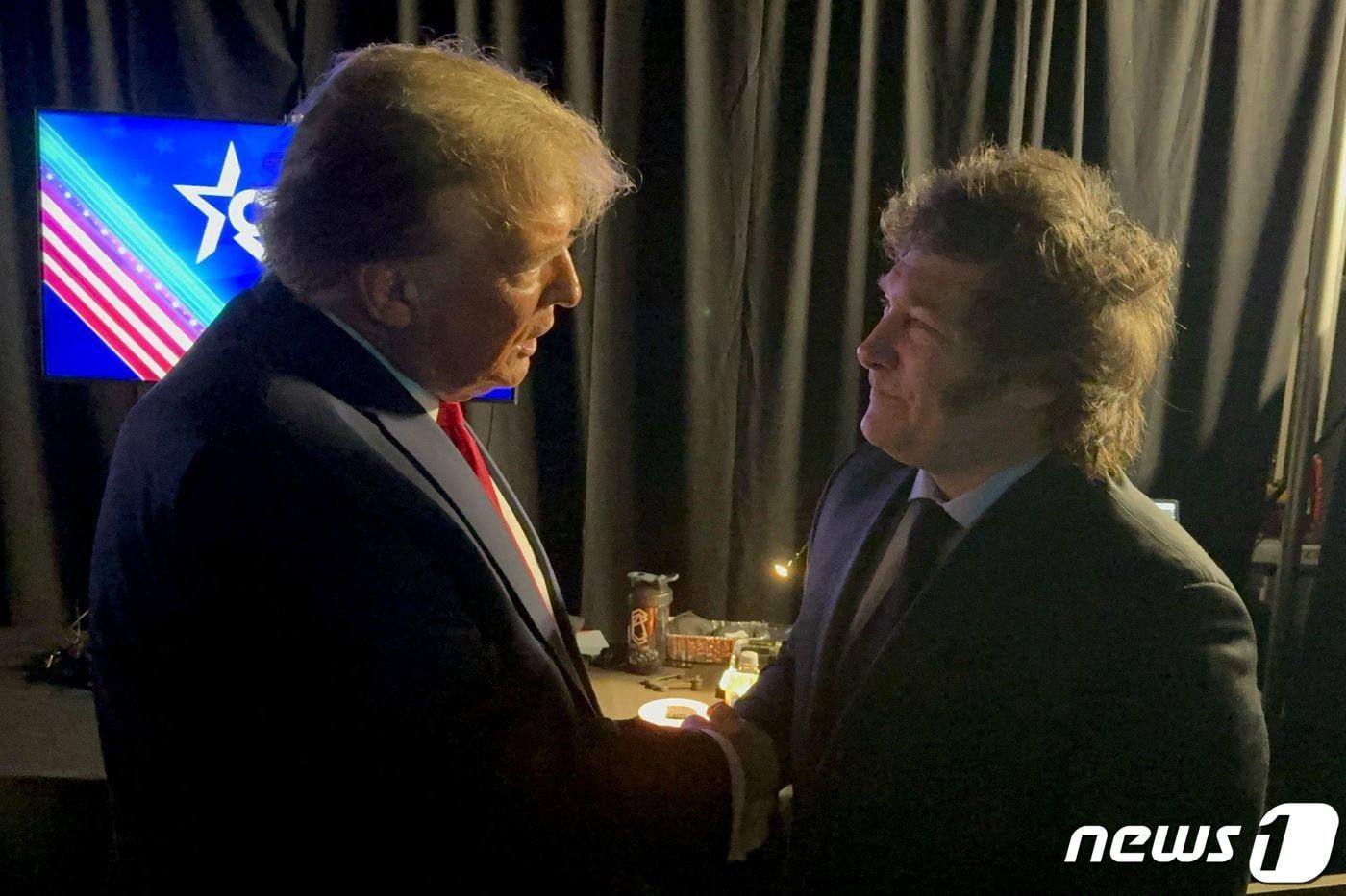 24일(현지시간) 미국 메릴랜드주(州) 내셔널하버에서 열린 연례 보수정치행동회의(CPAC) 회의에서 하비에르 밀레이 아르헨티나 대통령(우)이 도널드 트럼프 전 대통령(좌)과 악수하고 있다. 2024.02.24/ ⓒ AFP=뉴스1 ⓒ News1 권진영 기자