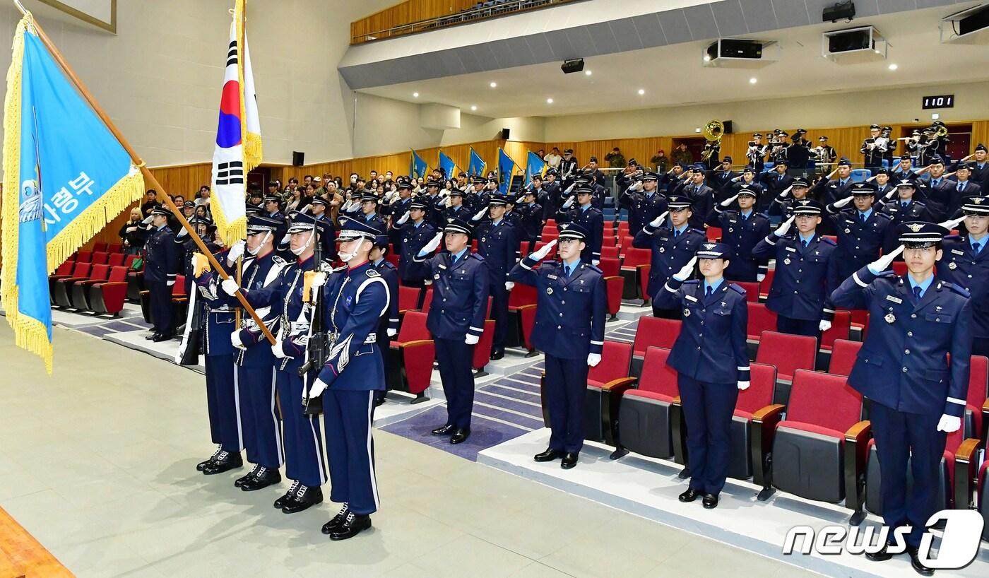 본문 이미지 - 영진전문대 공군 부사관학군단 38명이 제8기 임관식을 통해 신임 하사로 임관됐다. (영진전문대 제공)