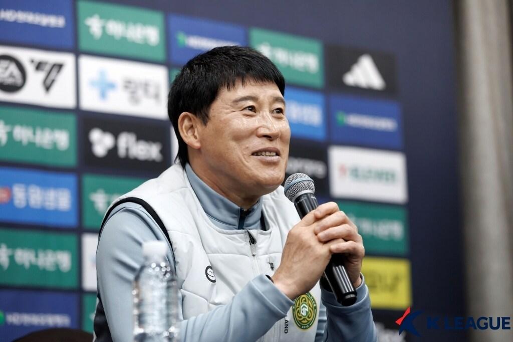 본문 이미지 -  고정운 감독(한국프로축구연맹 제공)