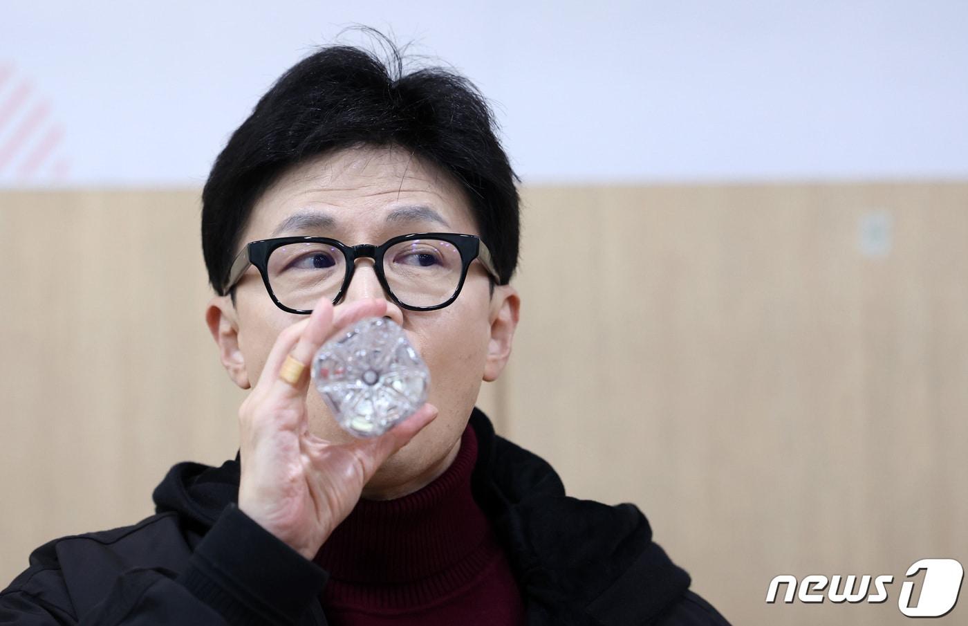 본문 이미지 - 한동훈 국민의힘 비상대책위원장이 26일 강원 원주시 자유시장에서 열린 전통시장 상인회 간담회에서 물을 마시고 있다. (공동취재) 2024.2.26/뉴스1 ⓒ News1 송원영 기자