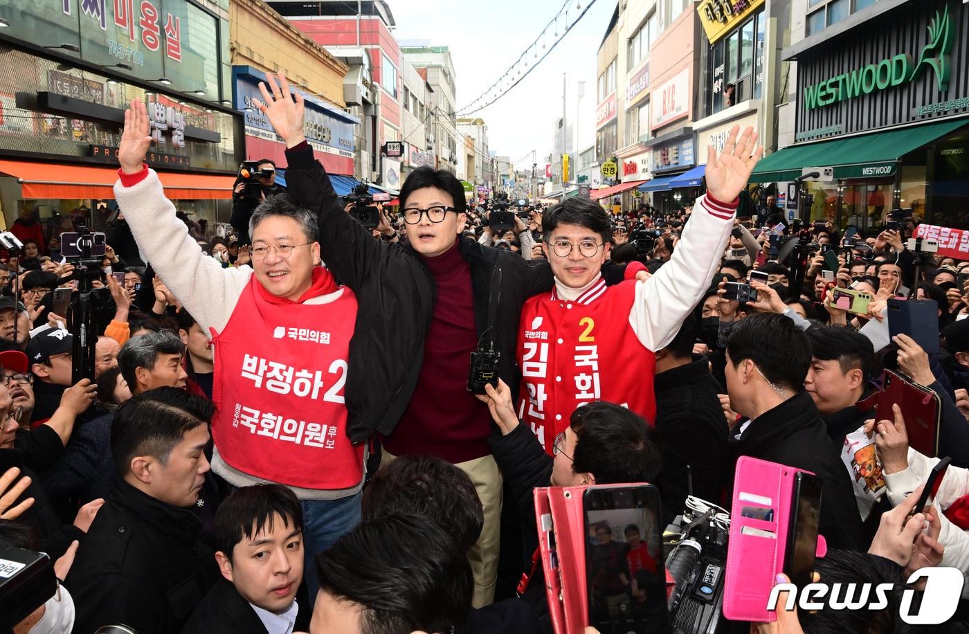 본문 이미지 - 한동훈 국민의힘 비상대책위원장이 26일 강원도 원주 중앙시장을 찾아 시민들과 인사를 나누고 있다. (공동취재) 2024.2.26/뉴스1 ⓒ News1 송원영 기자