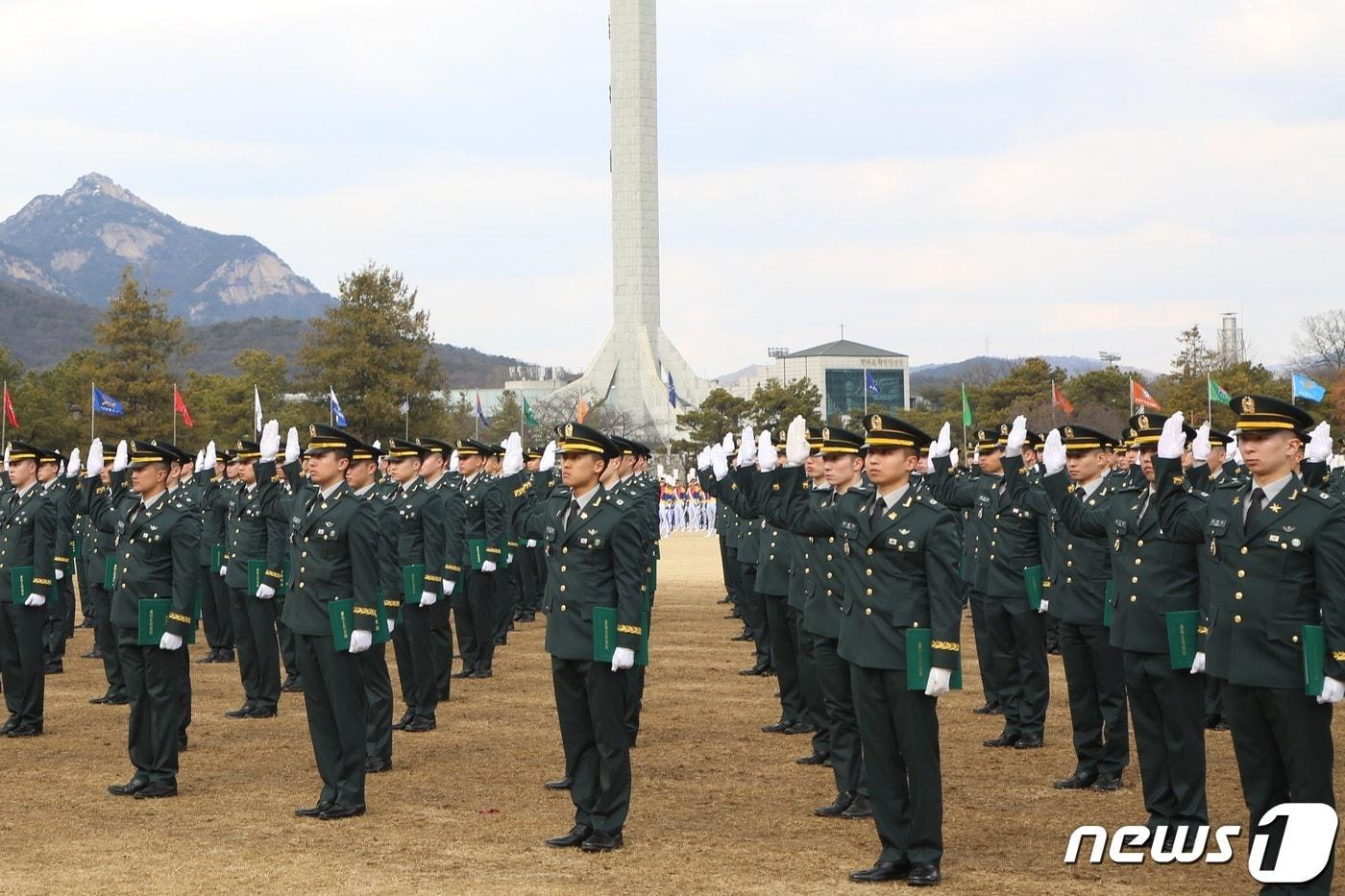 '80기 졸업 및 임관식'에서 육사 80기 졸업생들이 임관선서를 하고 있다. (육군 제공)