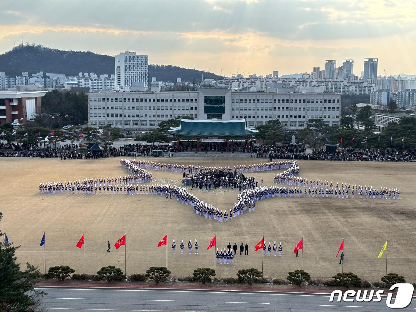 본문 이미지 - 26일 서울 노원구 육군사관학교 화랑연병장에서 열린 &#39;80기 졸업 및 임관식&#39;에서 임관식 2부 &#39;화랑대의 별&#39; 행사가 진행되고 있다. 화랑대의 별 행사는 재교생도들이 만든 별 중앙에 졸업생들이 소위 계급장을 상징하는 다이아몬드를 형성하며, 임관장교들의 장도를 축하해주는 육사의 전통이다. &#40;육군 제공&#41; 2024.2.26/뉴스1