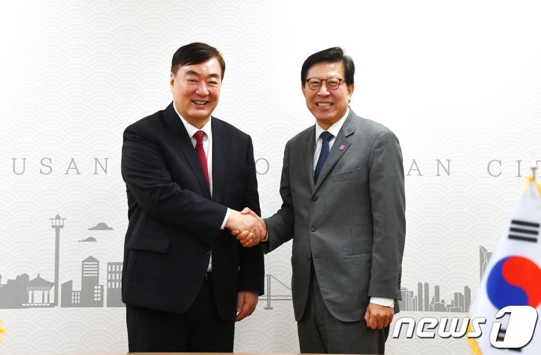 본문 이미지 - 26일 오전 부산시청에서 싱하이밍 주한중국대사와 박형준 부산시장(오른쪽)이 접견 후 기념사진을 찍고 있다(부산시청 제공)