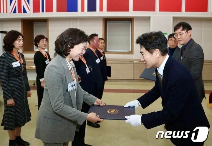 본문 이미지 - 김대중 전남도교육감(오른쪽)이 퇴직교원들에 훈·포장을 전수하고 있다.(전남도교육청 제공)2024.2.26./뉴스1