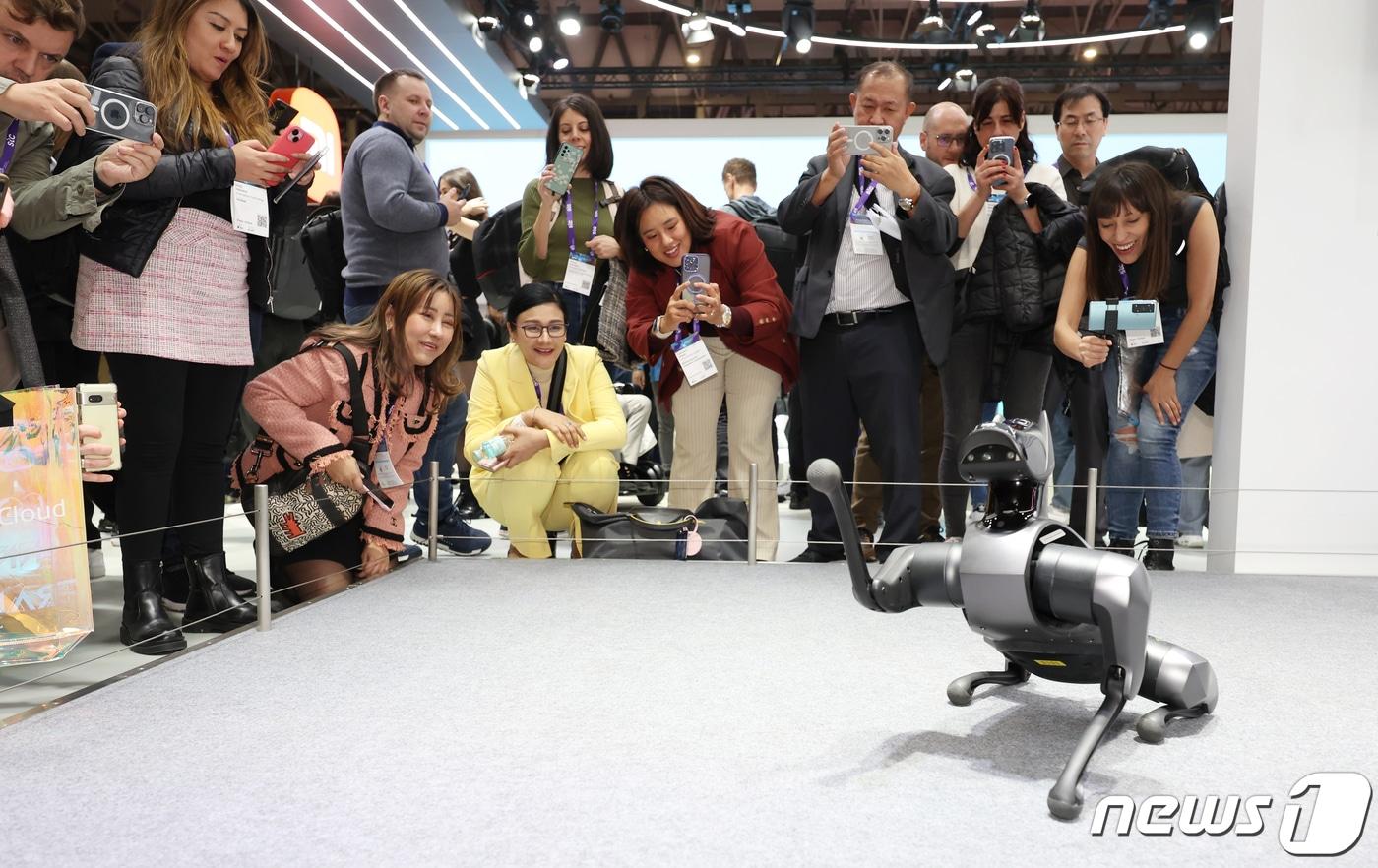 세계 최대 이동통신 전시회 '모바일 월드 콩그레스(MWC) 2024’ 개막일인 26일 오전(현지시간) 스페인 바르셀로나 피아 그란 비아 전시장에 마련된 샤오미 부스에서 관람객들이 신제품 사이버도그2를 살펴보고 있다. 2024.2.26/뉴스1 ⓒ News1 김민지 기자