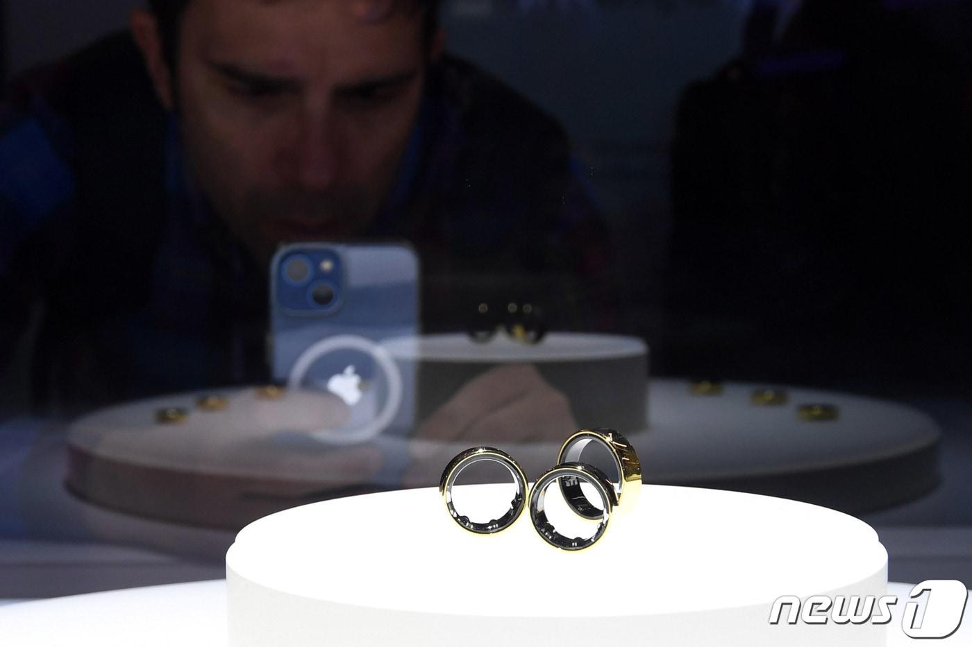 세계 최대 이동통신 전시회 '모바일 월드 콩그레스(MWC) 2024'가 개막한 26일(현지시간) 스페인 바르셀로나 피라 그란 비아 전시장 삼성전자 부스에 갤럭시 링이 공개되고 있다. 이번 MWC 2024 주제는 '미래가 먼저다(Future First)'로, 앞으로 그려질 미래를 위해 다양한 기술과 산업, 집단, 국가가 단합하고 대비해야 한다는 뜻을 담았다. 2024.2.26/뉴스1 ⓒ News1 사진공동취재단