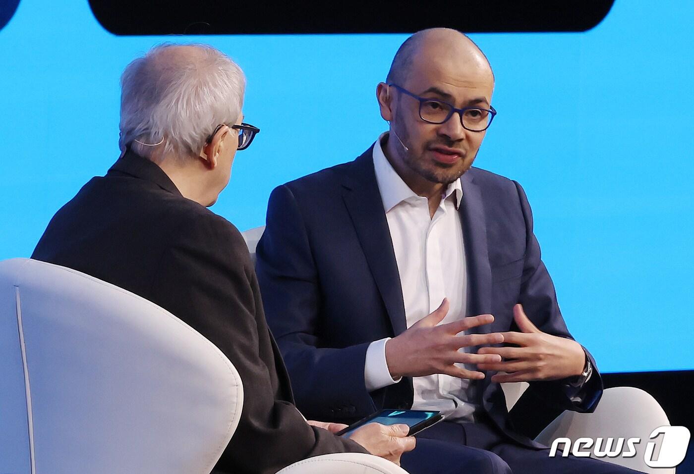 데미스 허사비스 구글 딥마인드 창업자 겸 최고경영자(CEO)가 26일 오후(현지시간) 스페인 바르셀로나 피아 그란 비아 전시장 메인스테이지에서 ‘휴머나이징 AI, 우리의 AI 미래’를 주제로 기조연설을 하고 있다. 2024.2.26/뉴스1 ⓒ News1 김민지 기자