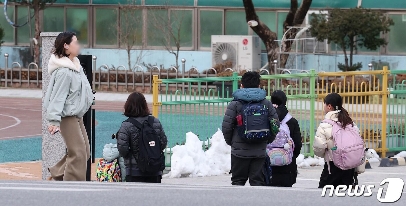 본문 이미지 - 윤석열 대통령의 늘봄학교 관련 중앙지방협력회의를 앞둔 27일 오전 서울 시내 한 초등학교에서 학생들이 등교를 하고 있다.  2024.2.27/뉴스1 ⓒ News1 김성진 기자