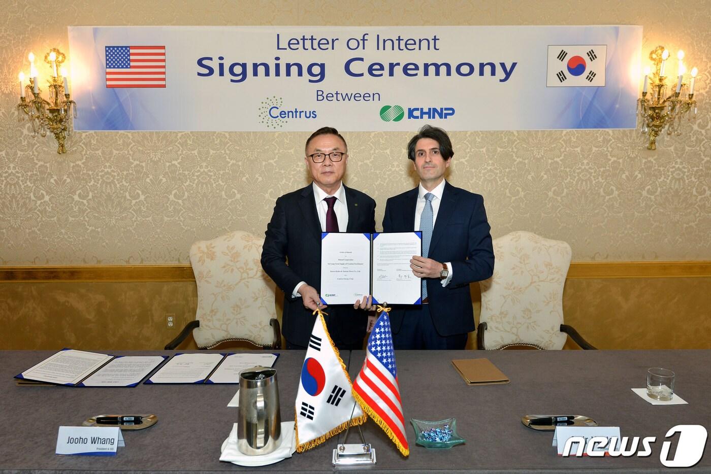 한수원이 26일(현지시간) 미국 워싱턴DC에서 센트루스사와 원전연료 공급을 위한 LOI를 체결하는 모습.(한수원 제공)