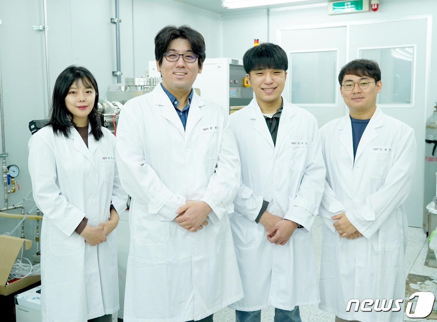 본문 이미지 - 김도은 연구원, 정현호 교수, 김규린.김주환 연구원(왼쪽부터)(지스트 제공)/뉴스1 