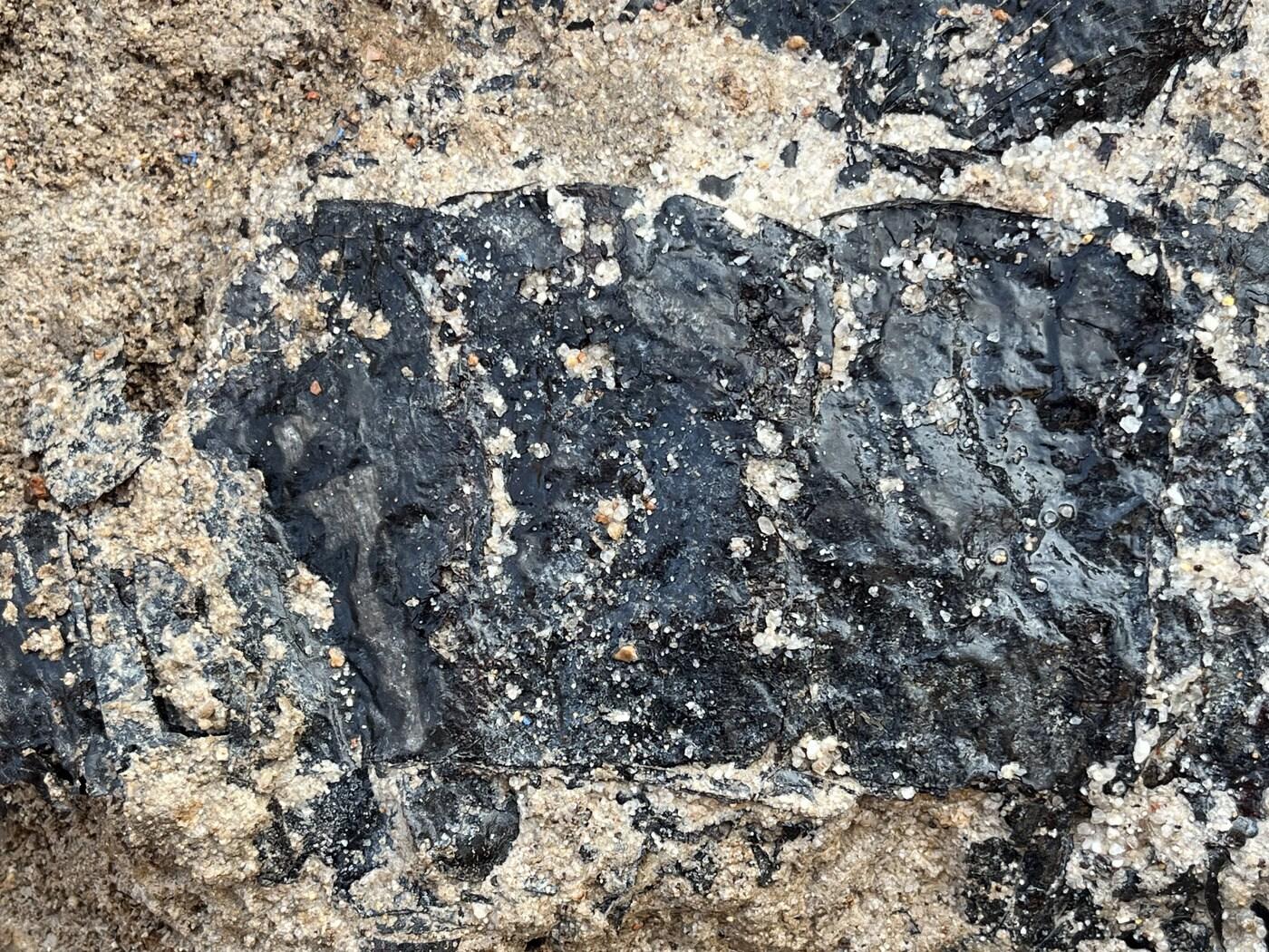 본문 이미지 - 부여 관북리유적에서 발굴된 백제시대 칠피갑옷. 문화재청 제공.