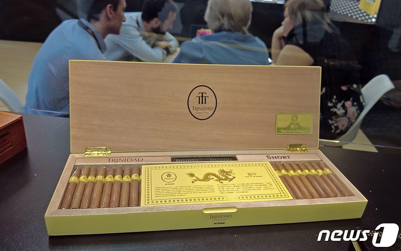 26일(현지시간) 쿠바 아바나에서 열린 제24회 아바노 축제 기간 동안 시가 한 상자가 가판대에 전시되어 있다. 쿠바 국영 담배공사 아바노스 S.A는 지난해 시가 매출이 31% 증가했다고 밝혔다. 24.02.26 ⓒ AFP=뉴스1 ⓒ News1 김예슬 기자