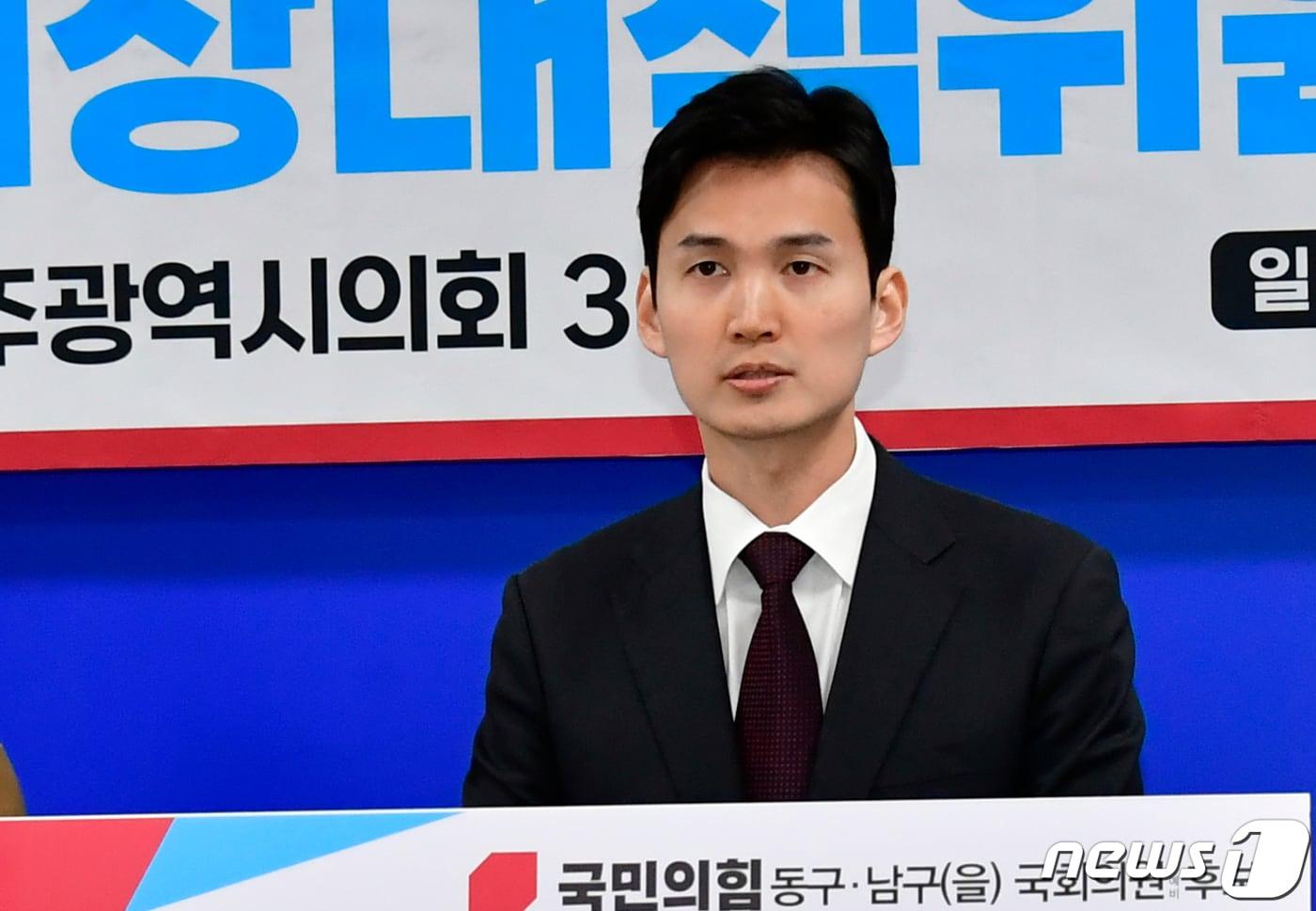 국민의힘 영입인재인 박은식 비상대책위원이 2024년 2월 27일 광주시의회 브리핑룸에서 기자회견을 열고 광주 동남을 출마를 공식 선언하고 있다. 2024.2.27/뉴스1 ⓒ News1 박준배 기자