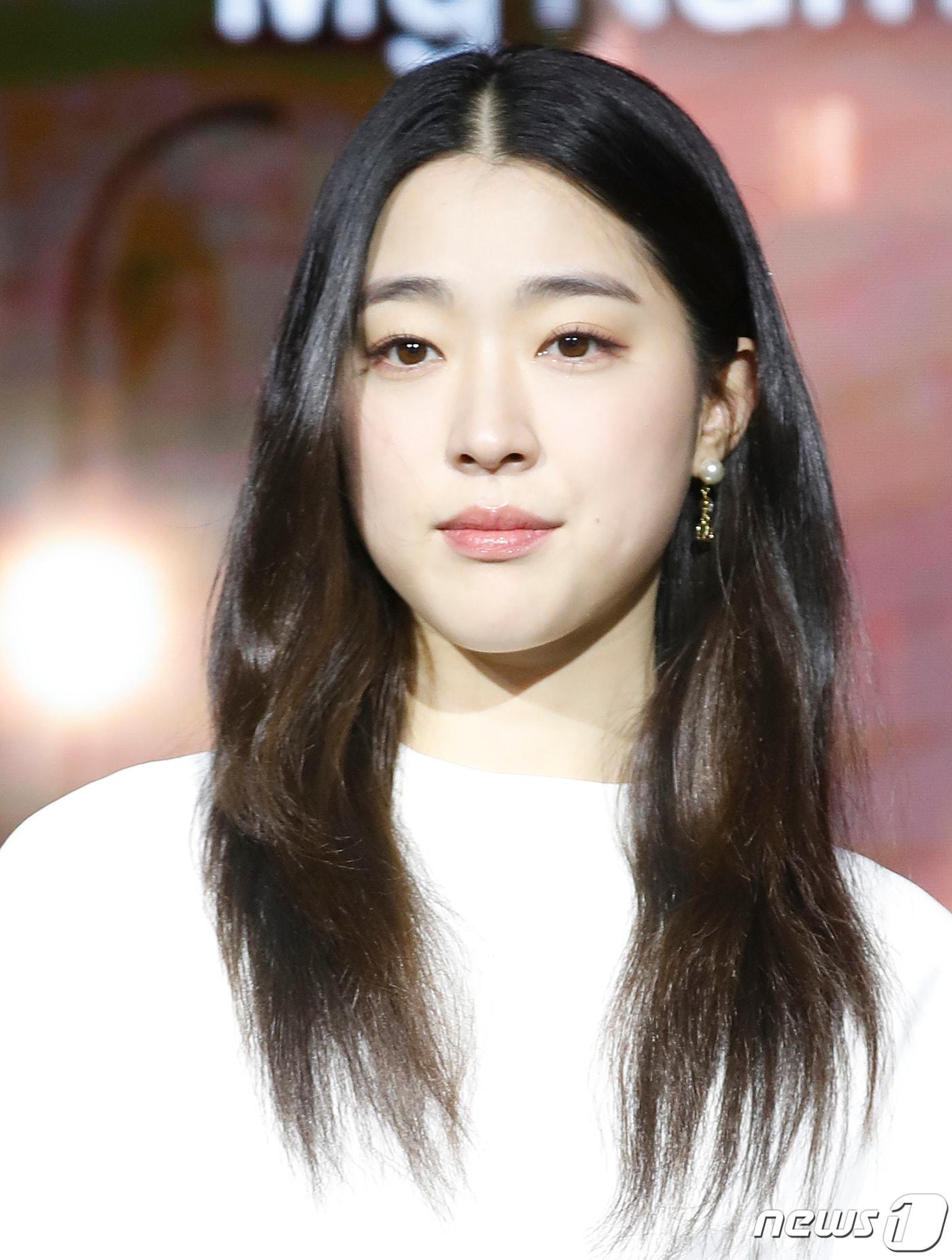 본문 이미지 - 배우 최성은이 27일 서울 마포구 호텔 나루 서울 엠갤러리에서 열린 넷플릭스 영화 '로기완’(감독 김희진) 제작보고회에서 포즈를 취하고 있다. '로기완'은 삶의 마지막 희망을 안고 벨기에에 도착한 탈북자 기완과 삶의 이유를 잃어버린 여자 마리가 서로에게 이끌리듯 빠져드는 이야기를 그린 작품이다. 2024.2.27/뉴스1 ⓒ News1 권현진 기자