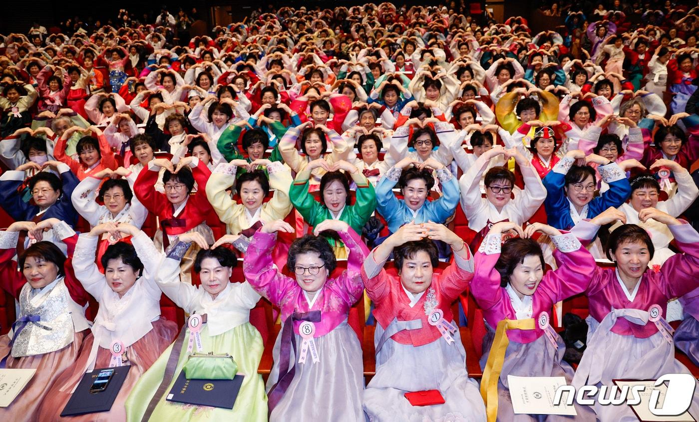 본문 이미지 - 27일 오전 서울 마포아트센터에서 열린 일성여자중고교 졸업식에서 만학도들이 이선재 교장선생님께 하트를 보내고 있다. 2024.2.27/뉴스1 ⓒ News1 안은나 기자