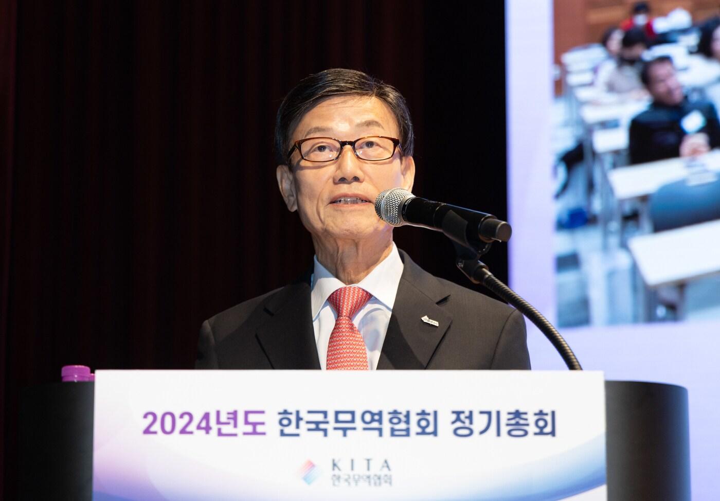 본문 이미지 - 27일 서울 강남구 삼성동 코엑스에서 열린 \'2024년도 정기총회\'에서 윤진식 한국무역협회 회장이 취임사를 하고 있다(한국무역협회 제공). ⓒ 뉴스1 ⓒ News1 박주평 기자