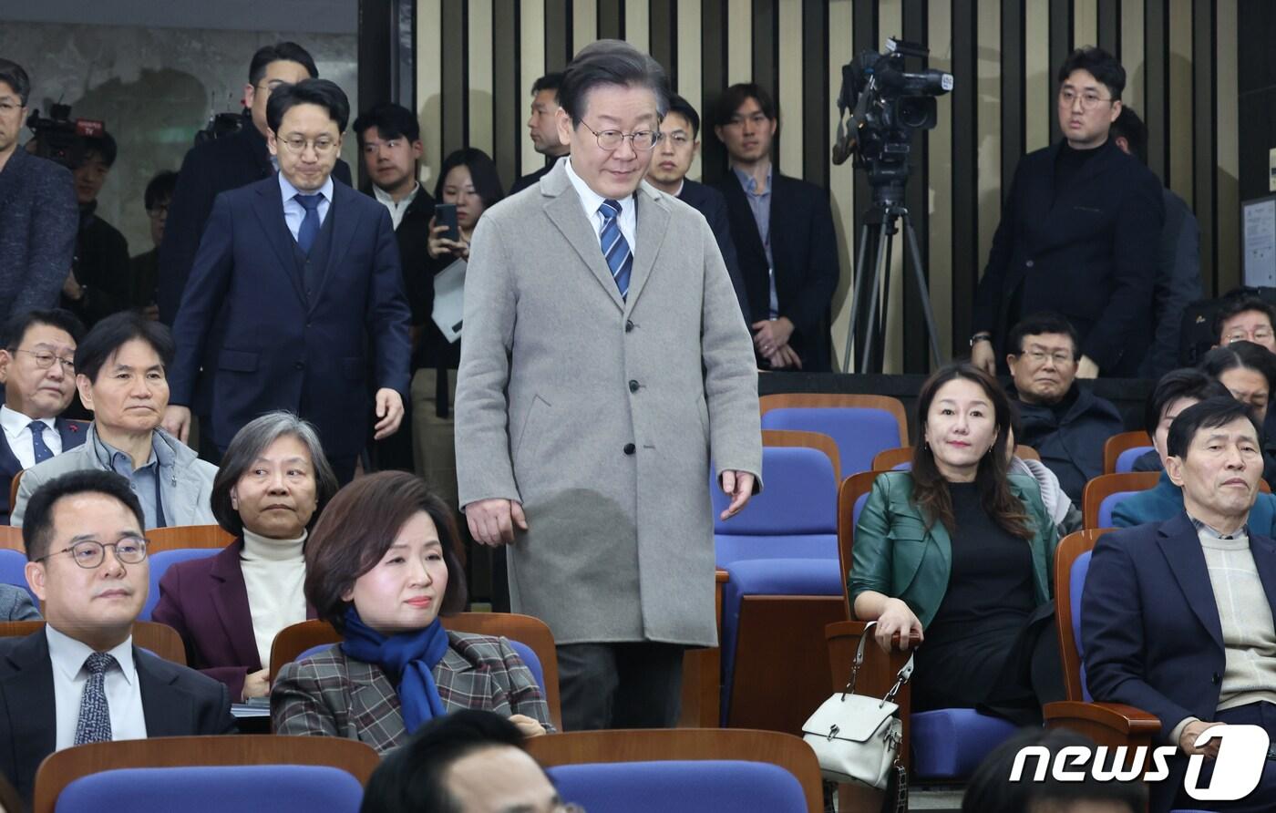 본문 이미지 - 이재명 더불어민주당 대표가 27일 서울 여의도 국회에서 열린 의원총회에 참석하고 있다. 2024.2.27/뉴스1 ⓒ News1 송원영 기자