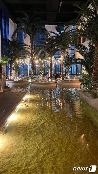 본문 이미지 - 광주 첨단1지구 시리단길에 입점한 한 휴양지 느낌 음식점의 모습./뉴스1