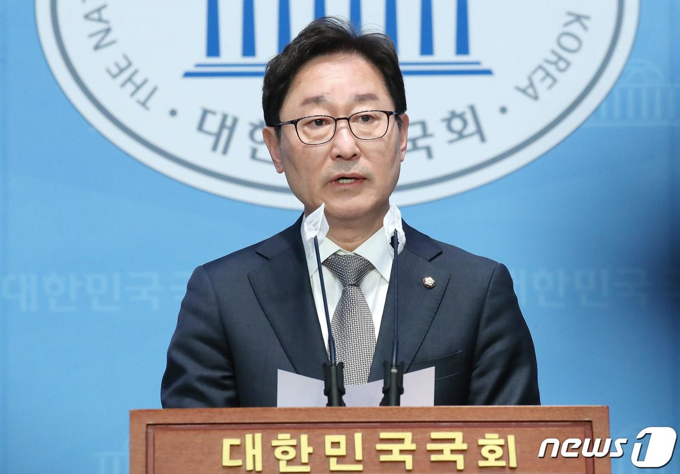 본문 이미지 - 박범계 더불어민주당 중앙당 선거관리위원장이 27일 오후 서울 여의도 국회 소통관에서 경선 예비후보 제재조치 관련 브리핑을 하고 있다. 2024.2.27/뉴스1 ⓒ News1 임세영 기자