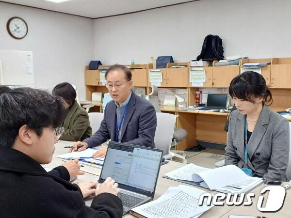 본문 이미지 - 조경운 도교육청 유초등특수교육과 장학관은 27일 브리핑을 갖고 총괄평가 의무시행 도입에 대해 설명하고 있다./뉴스1
