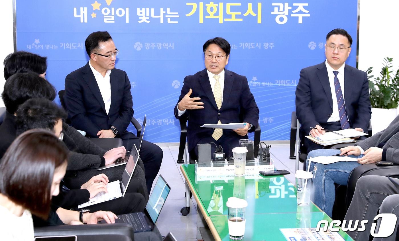 본문 이미지 - 강기정 광주시장이 27일 시청 기자실에서 기자들과 차담회를 갖고 광주 군공항 이전에 대한 입장을 밝히고 있다.(광주시 제공)2024.2.27/뉴스1 