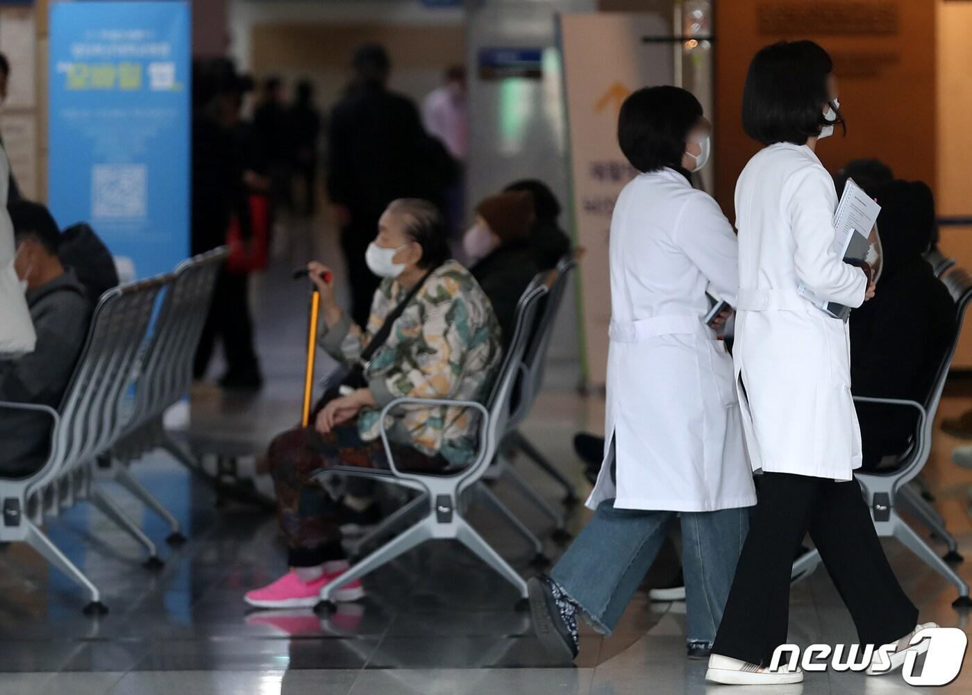 본문 이미지 - 정부의 의대정원 확대 정책에 반발하는 전공의 단체행동이 8일째 이어진 지난 27일 오후 경남 양산시 물금읍 양산부산대병원에서 의료진이 이동하고 있다. 2024.2.27/뉴스1 ⓒ News1 윤일지 기자