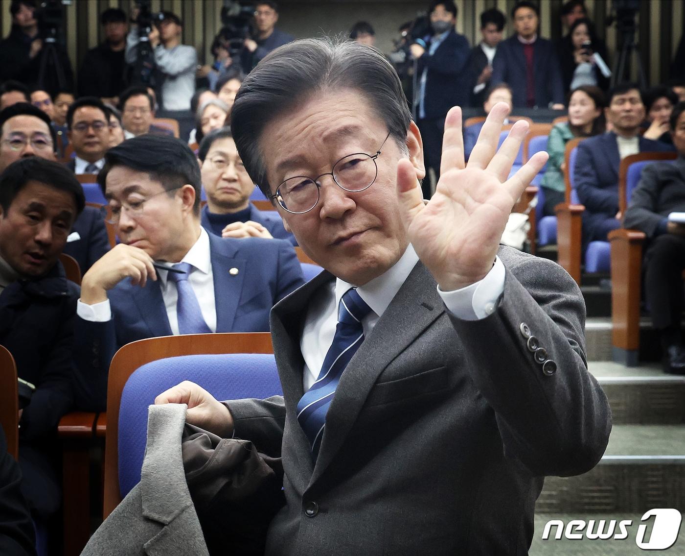 본문 이미지 - 이재명 더불어민주당 대표가 27일 서울 여의도 국회에서 열린 의원총회에 참석하며 발언을 안하겠다고 손짓하고 있다. 2024.2.27/뉴스1 ⓒ News1 송원영 기자