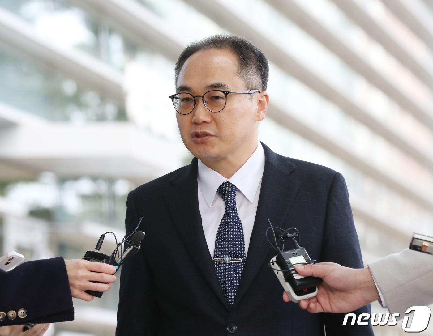 본문 이미지 - 이원석 검찰총장이 27일 오후 경기 수원시 영통구 수원지방검찰청을 방문해 취재진의 질문에 답하고 있다. 2024.2.27/뉴스1 ⓒ News1 김영운 기자