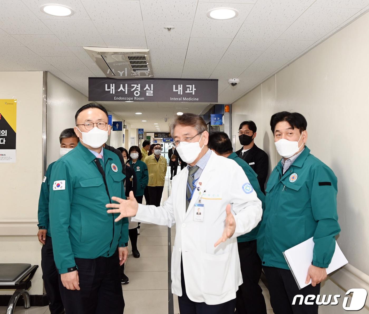 본문 이미지 - 이한경 행정안전부 재난안전관리본부장이 27일 경기 의정부시 경기도의료원 의정부병원을 방문해 시설을 점검하고 있다. (행정안전부 제공) 2024.2.27/뉴스1