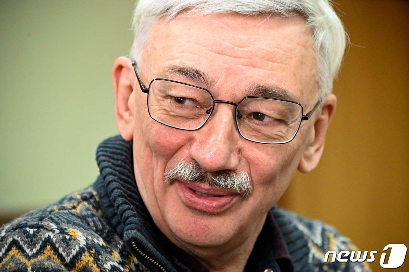 '군대를 신뢰하지 않는다'는 내용의 글을 써 러시아 군대를 명예훼손한 혐의를 받는 인권 운동가 올레그 오를로프가 26일(현지시간) 러시아 모스크바에서 열린 재판에 참석하고 있다. 2024.02.26 ⓒ AFP=뉴스1 ⓒ News1 정지윤 기자