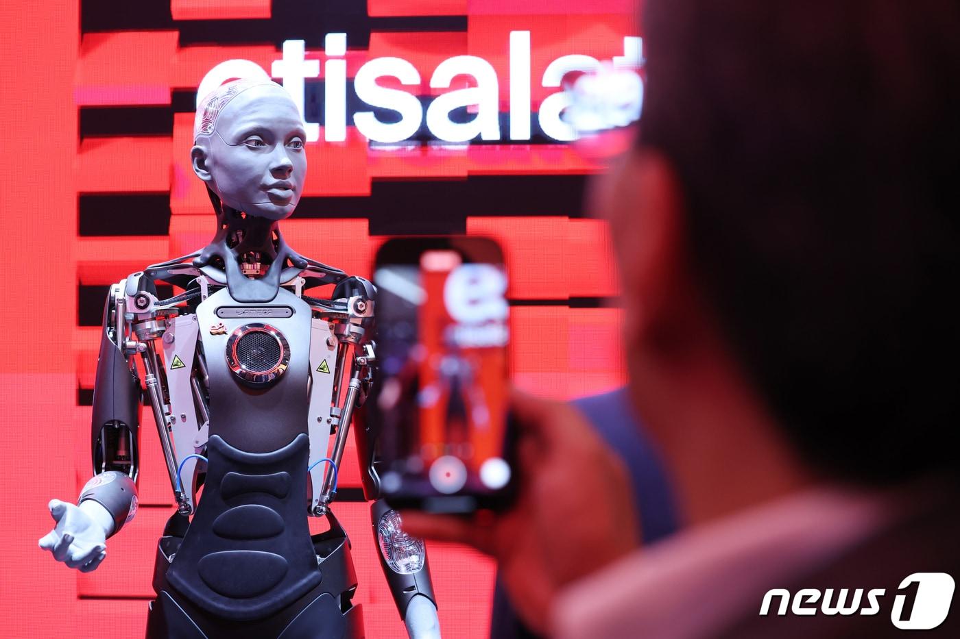  '모바일 월드 콩그레스(MWC) 2024’에서 AI 로봇이 관람객들과 대화를 하고 있다.ⓒ News1 김민지 기자