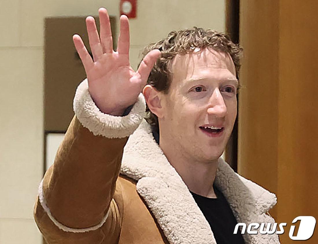 본문 이미지 - 미국 플랫폼 기업 메타의 마크 저커버그 최고경영자(CEO)가 27일 오후 서울 강서구 서울김포비즈니스항공센터를 통해 입국하고 있다. (공동취재) 2024.2.27/뉴스1 ⓒ News1 이재명 기자