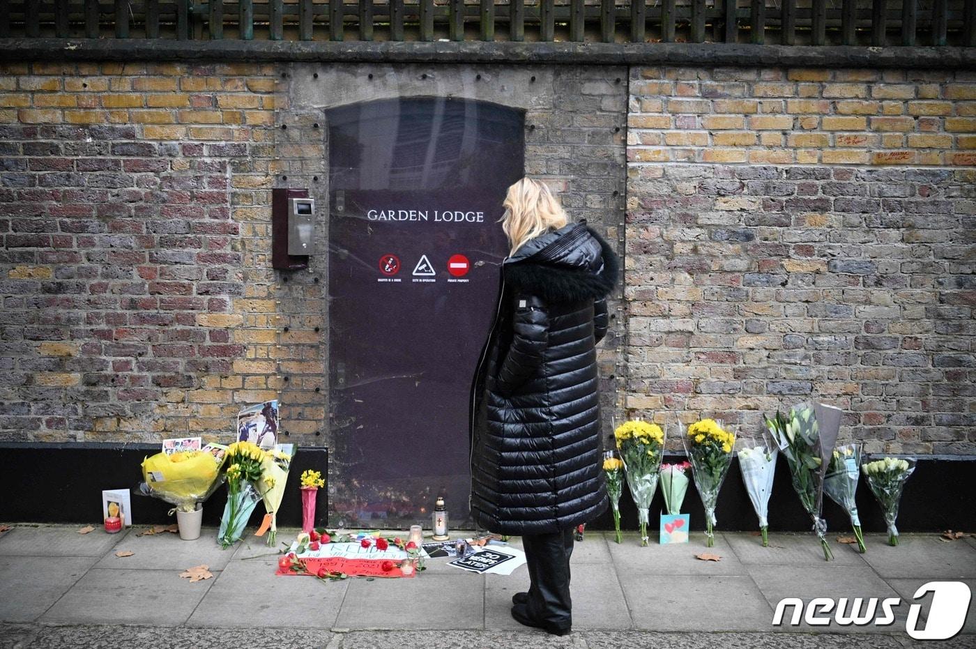 록의 전설 프레디 머큐리가 생전에 거주하던 런던 서부 켄싱턴의 저택 '가든 로지' 앞에 그의 죽음을 추모하는 꽃이 놓여 있다. 2021.11.24 ⓒ AFP=뉴스1 ⓒ News1 강민경 기자
