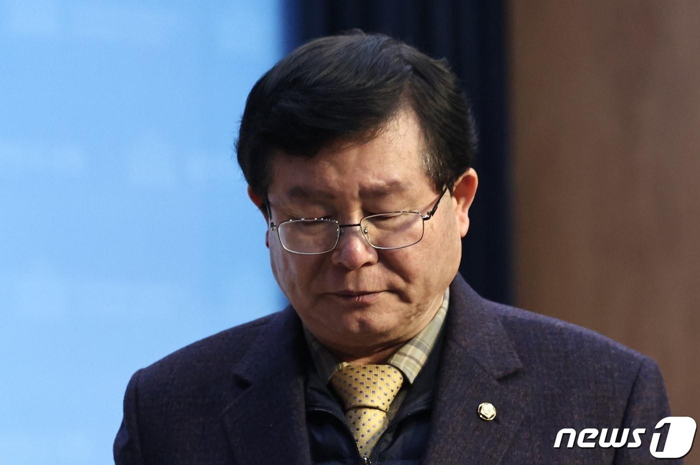 본문 이미지 - 설훈 더불어민주당 의원이 28일 오전 서울 여의도 국회 소통관에서 탈당 기자회견을 마치고 회견장을 나서고 있다. 2024.2.28/뉴스1 ⓒ News1 구윤성 기자