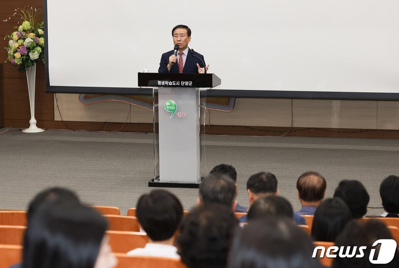 본문 이미지 - 김문근 충북 단양군수가 군립 보건의료원 운영 방식 연구 결과 주민설명회에서 인사말을 하고 있다.(단양군 제공)2024.2.28/뉴스1