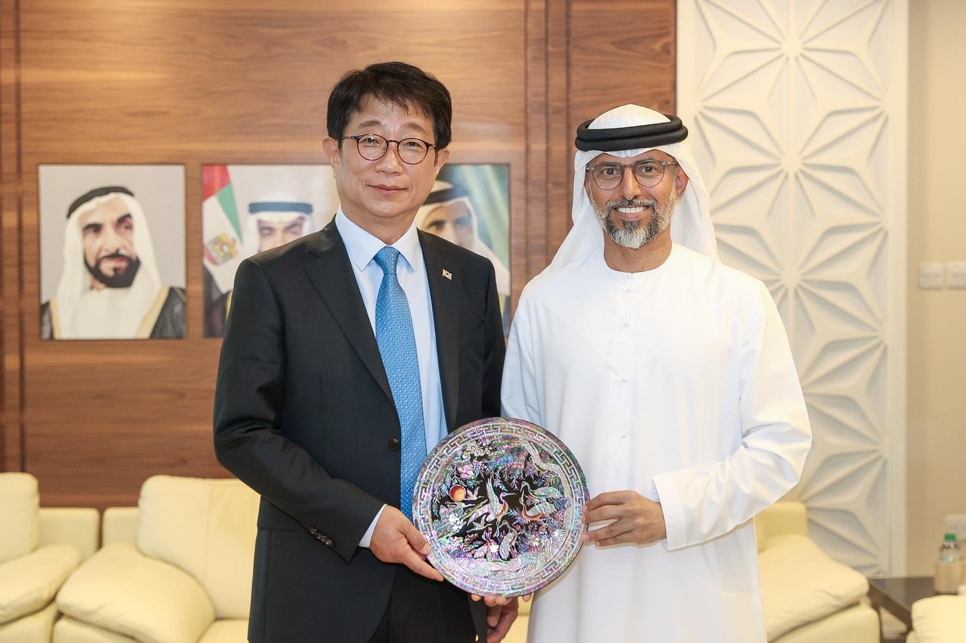 지난 26일 박상우 국토교통부 장관이 UAE 수하일 모하메드 알 마즈루이(Suhail Mohamed Al Mazrouei) 에너지인프라부 장관 면담 후 기념사진 촬영을 하고 있는 모습.(국토교통부 제공)