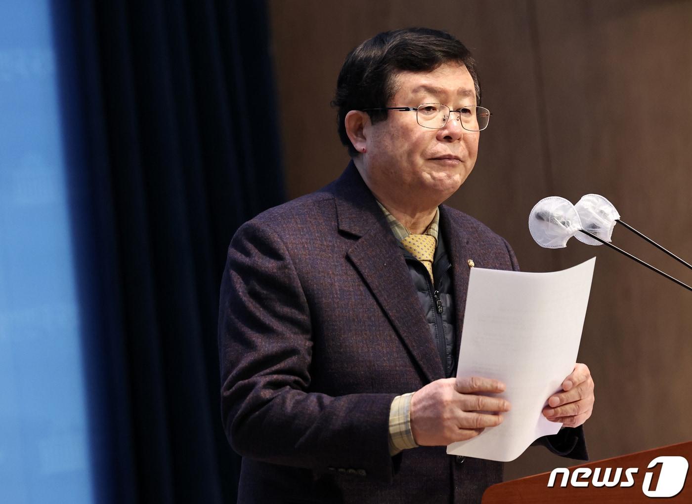 본문 이미지 - 설훈 더불어민주당 의원이 28일 오전 서울 여의도 국회 소통관에서 탈당 기자회견을 마친 뒤 회견장을 나서고 있다. 2024.2.28/뉴스1 ⓒ News1 구윤성 기자