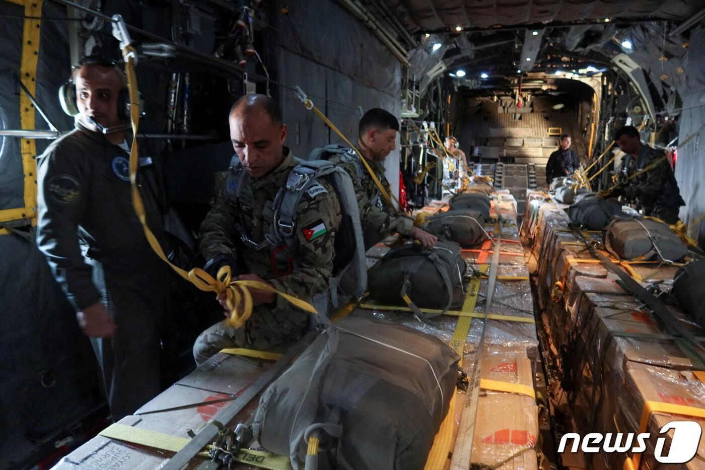 지난달 27일(현지시간) 요르단군이 가자지구 해안을 따라 긴급 구호 물자를 수송기에서 투하하고 있다. 2024.02.27. ⓒ 로이터=뉴스1 ⓒ News1 정윤영 기자