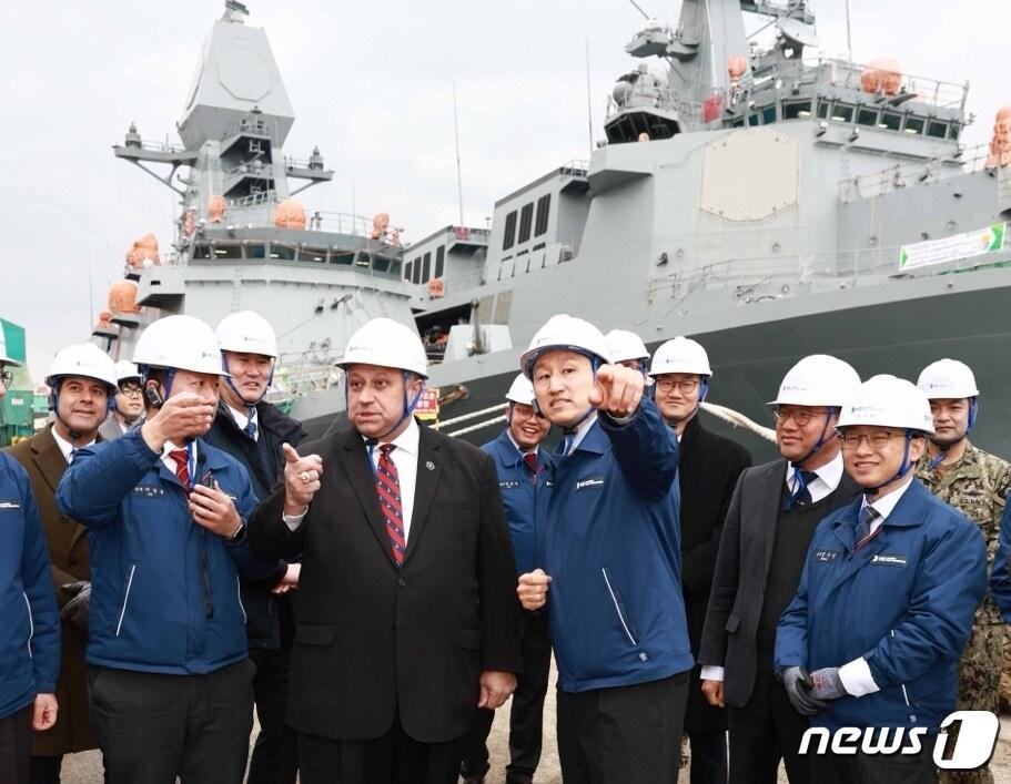 본문 이미지 - 정기선 HD현대 부회장이 27일 카를로스 델 토로 미 해군성 장관에게 HD현대중공업 특수선 야드와 건조 중인 함정을 소개하고 있다. &#40;HD현대 제공&#41;