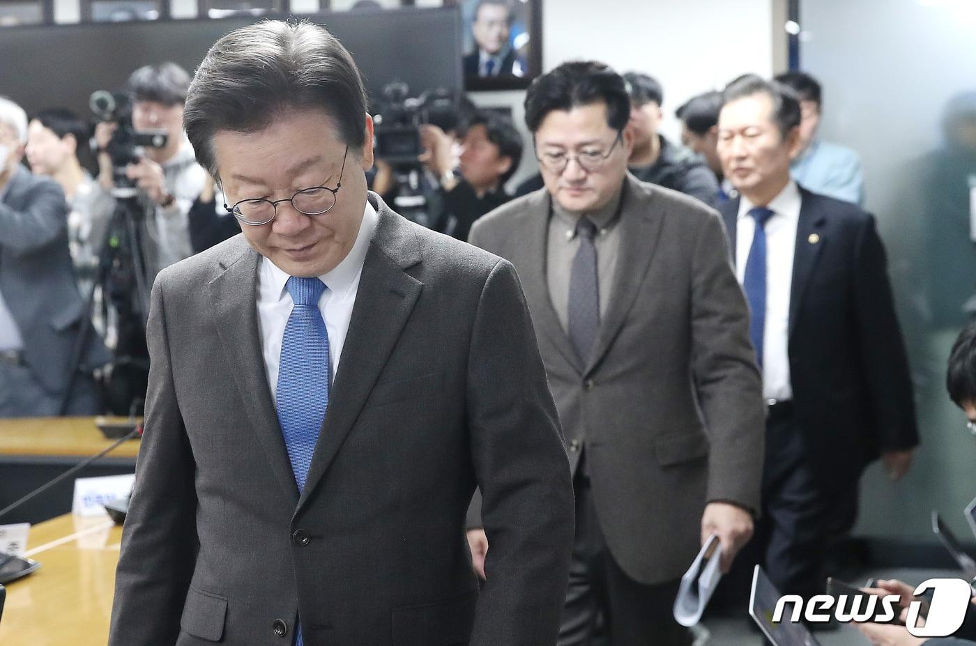 본문 이미지 - 이재명 더불어민주당 대표, 홍익표 원내대표 등 최고위원들이 28일 오전 서울 여의도 민주당 중앙당사에서 열린 최고위원회의에 참석하고 있다./뉴스1 ⓒ News1 임세영 기자