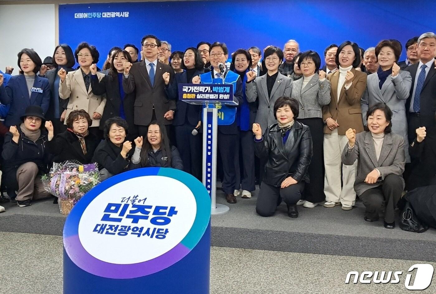 28일 더불어민주당 대전시당에서 22대 총선 서구을 출마 기자회견을 가진 박범계 의원이 지지자들과 기념촬영을 하고 있다. 2024.2.28 /뉴스1 ⓒNews1 최일 기자