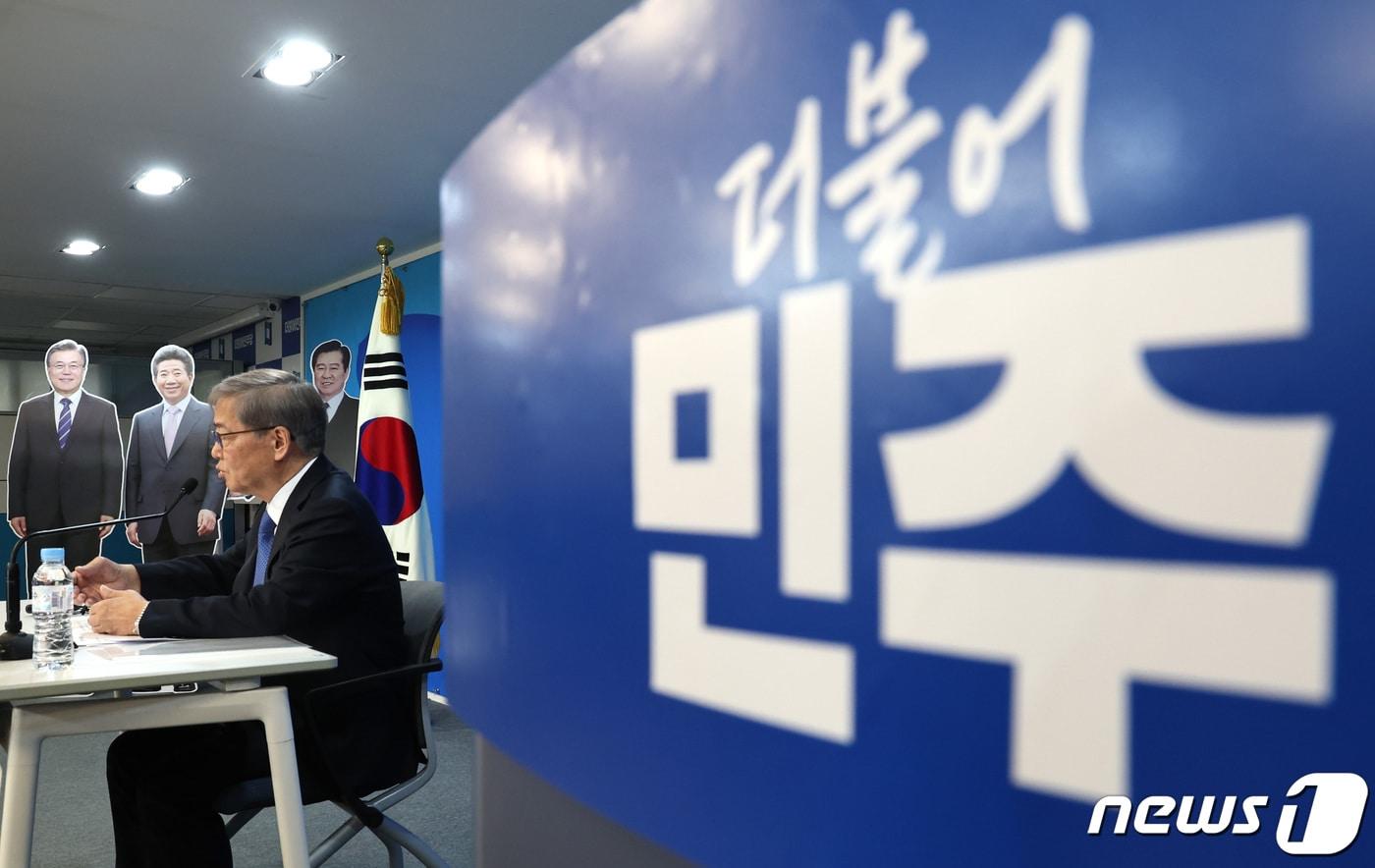 본문 이미지 - 임혁백 더불어민주당 공천관리위원장이 28일 오전 서울 여의도 중앙당사에서 공천 심사 결과를 발표하고 있다. 2024.2.28/뉴스1 ⓒ News1 구윤성 기자