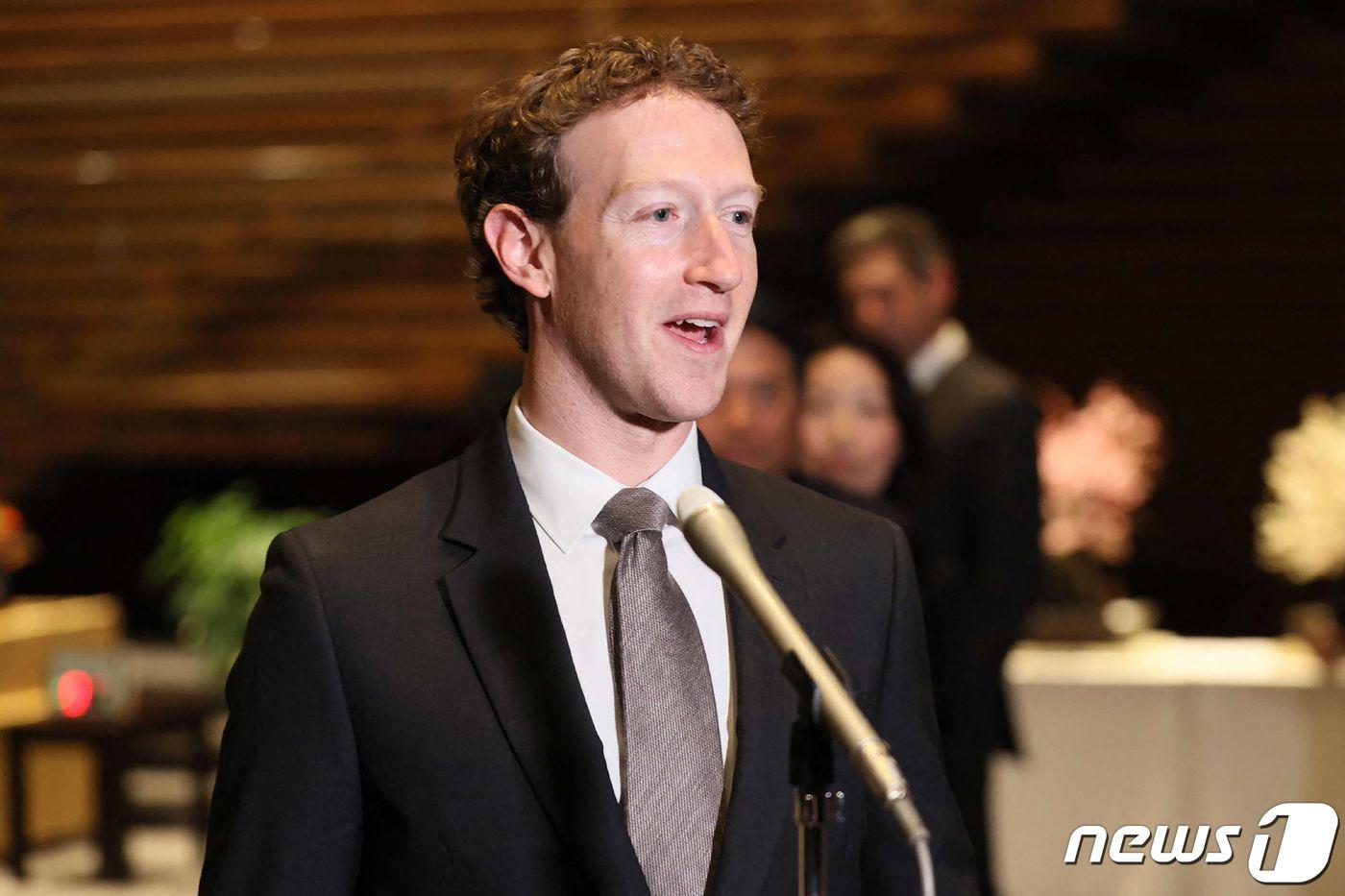 본문 이미지 - 마크 주커버그 메타 CEO가 지난 2024년 2월 27일 (현지시간) 도쿄를 방문해 총리 관저로 들어가며 취재진을 만나고 있다. 2024. 2. 28 ⓒ AFP=뉴스1