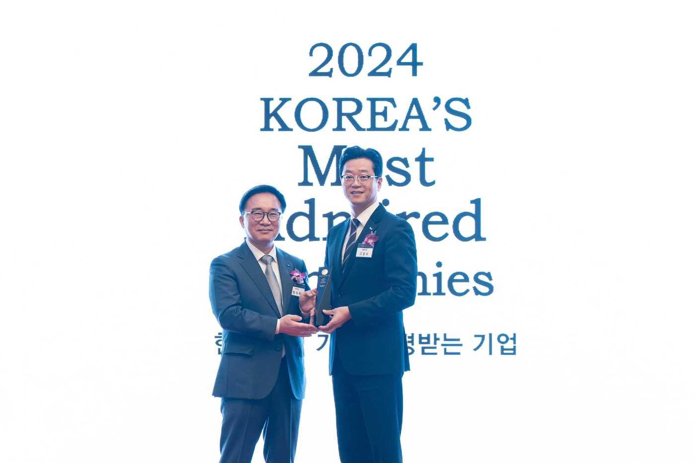 본문 이미지 - 한수희 한국능률협회컨설팅 대표(왼쪽), 고정수 매일홀딩스 홍보본부장(매일유업 제공)