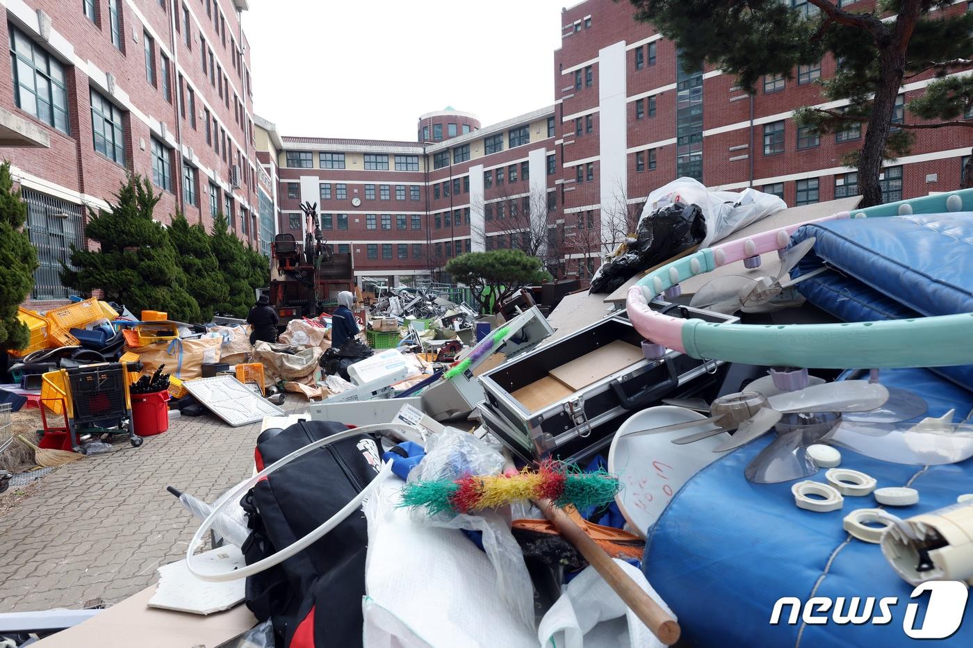 28일 오후 서울 성동구 성수공업고등학교에서 자원 재활용 업체 관계자들이 교육 기자재 및 폐품 등을 분류해 옮기고 있다. 심각한 저출산 현상 등으로 인한 학령인구 감소로 서울 초·중·고 통폐합 및 폐교 사례가 발생하는 가운데 서울 도봉고등학교와 성수공업고등학교 등이 올해 3월1일자로 문을 닫는다. 2024.2.28/뉴스1 ⓒ News1 박정호 기자
